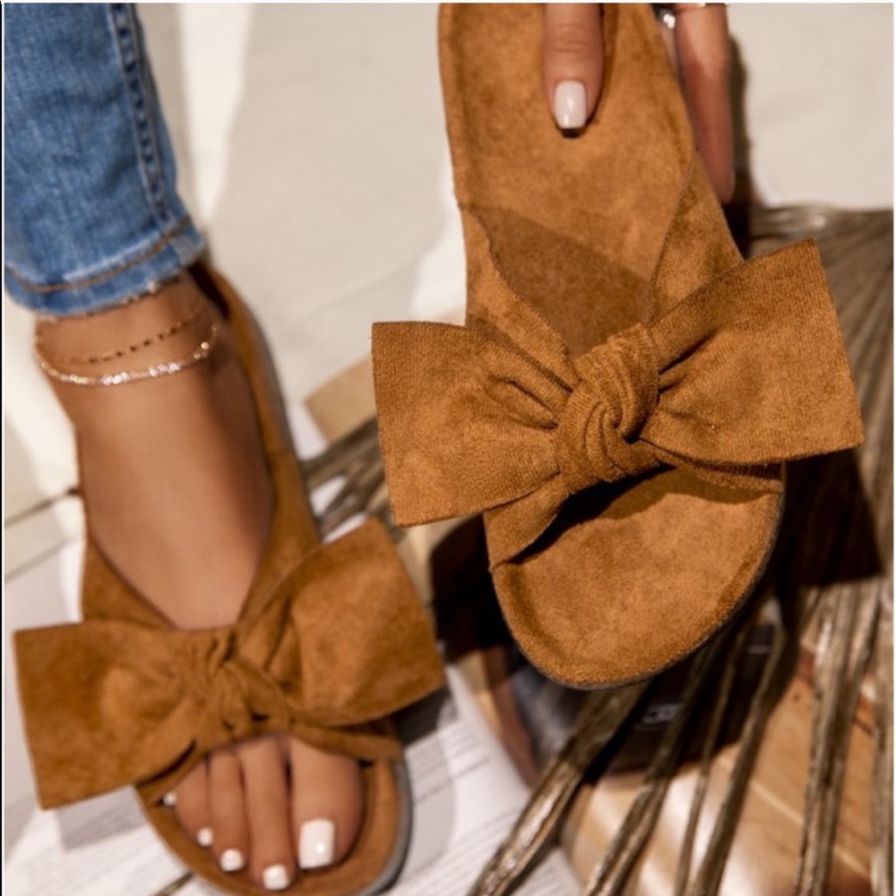Women’s Suede Bow Slide Sandals in Tan
